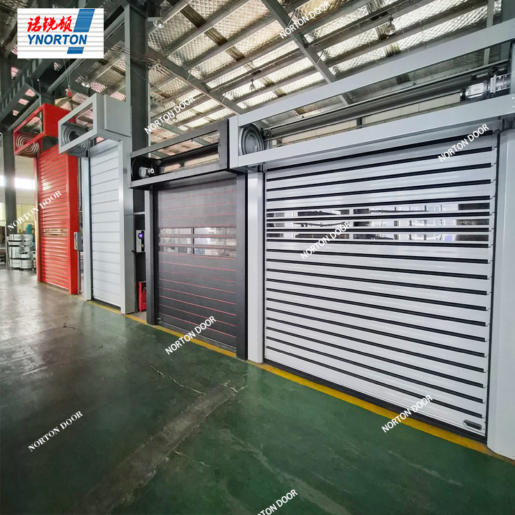 Den hurtige rulledør åbner og lukker automatisk for nemheds skyld.